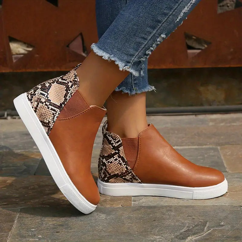 Monroe - Stylish women's boots with Snakeskin print