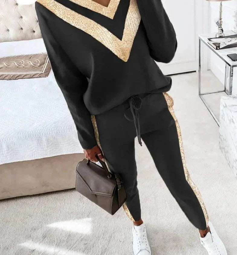 Chique Zwart Joggingpak met Elegante Gouden Accenten voor Dames