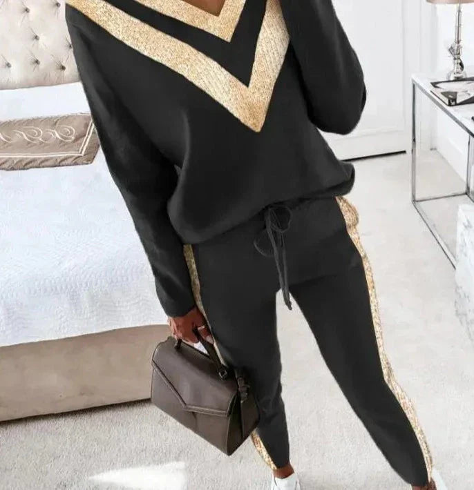 Chique Zwart Joggingpak met Elegante Gouden Accenten voor Dames