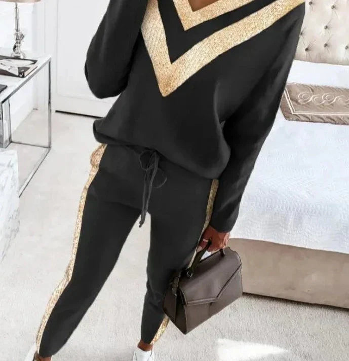 Chique Zwart Joggingpak met Elegante Gouden Accenten voor Dames