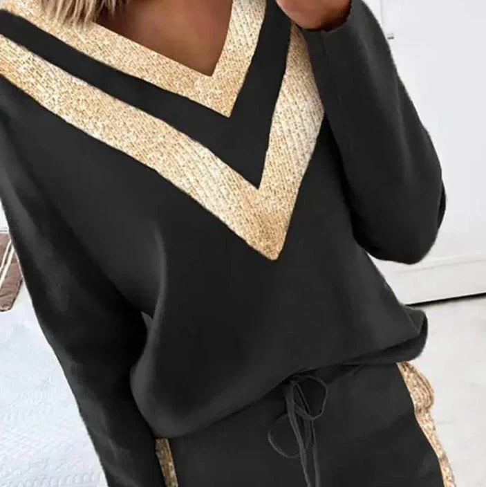 Chique Zwart Joggingpak met Elegante Gouden Accenten voor Dames