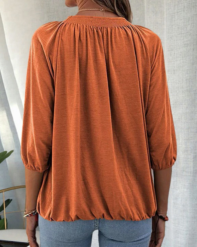 Kira - Elegant and versatile round-neck T-shirt for women