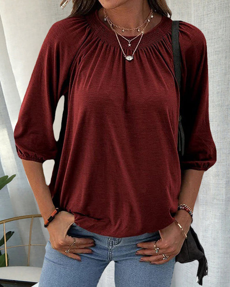 Kira - Elegant and versatile round-neck T-shirt for women