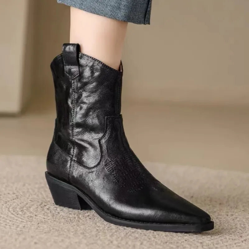 Delilah - Elegant Tapered Women's Boots for a Stylish Look
